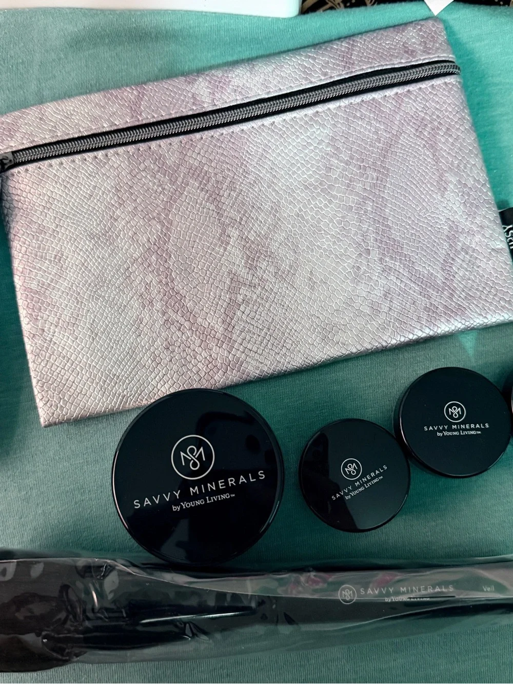 NIB Savvy Minerals Makeup Bundle Veil Brush Eyeshadows Bag